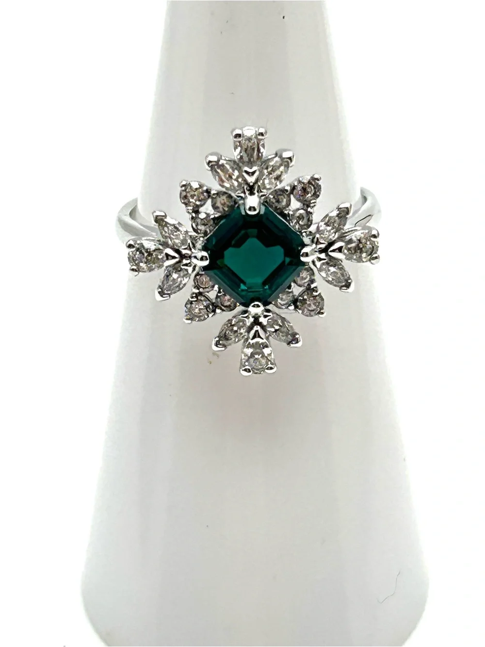 Swarovski Crystal Palace Emerald Green Ring 5.5 NWT